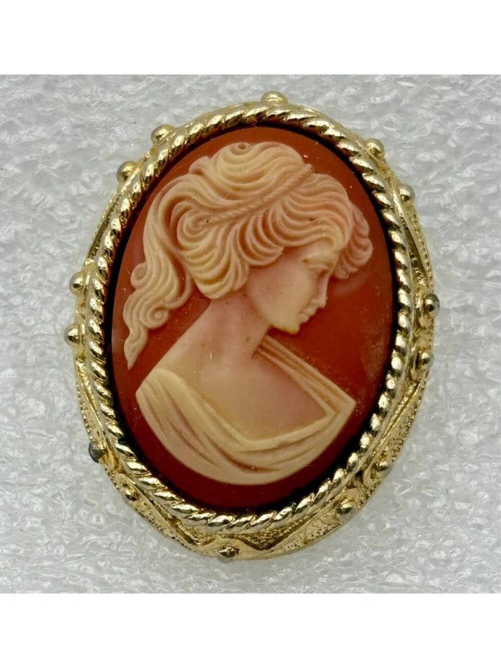1970s Coventry Cameo Gold Tone Twisted Rope Oval Frame